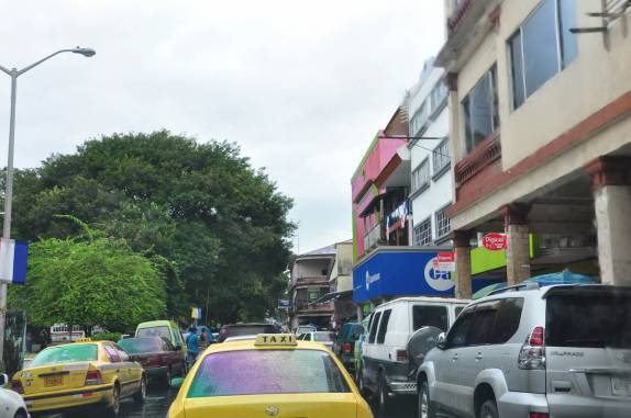 Trânsito congestionado em Colón, no Panamá